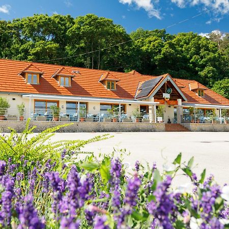 Lepke Apartmanhaz Es Etterem Tihany Exterior foto