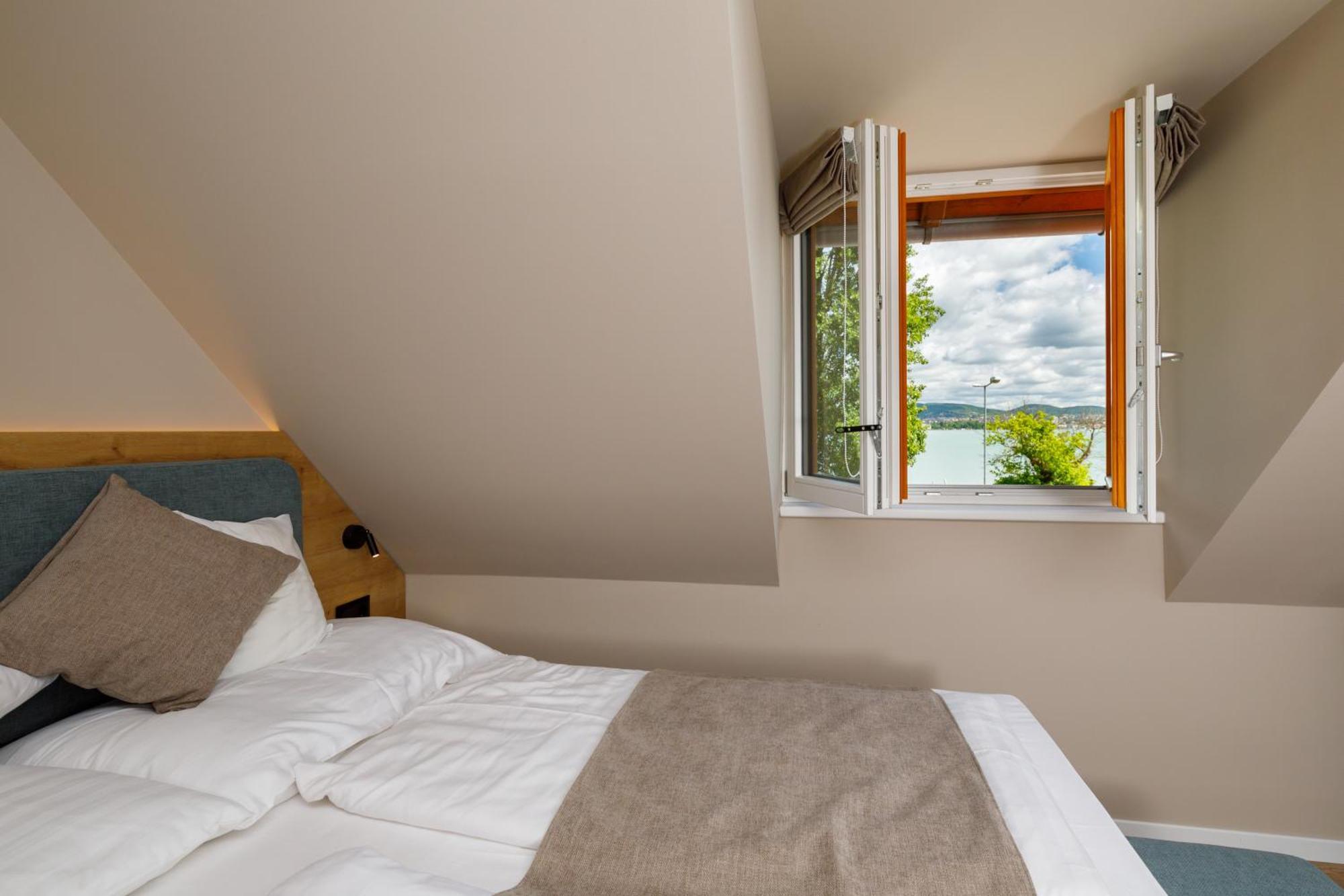 Lepke Apartmanhaz Es Etterem Tihany Exterior foto