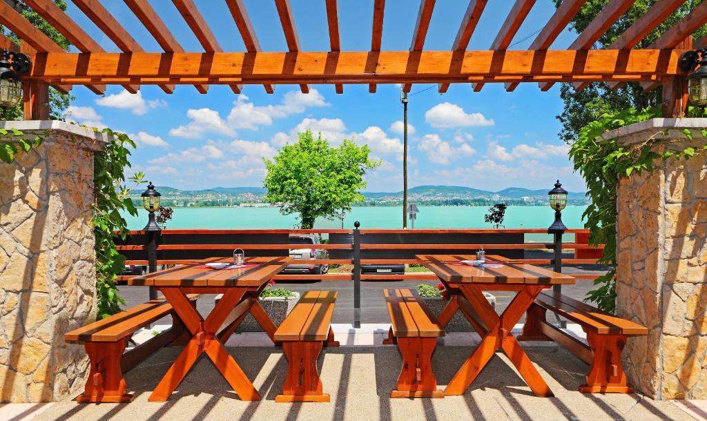 Lepke Apartmanhaz Es Etterem Tihany Exterior foto
