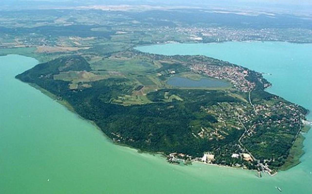 Lepke Apartmanhaz Es Etterem Tihany Exterior foto